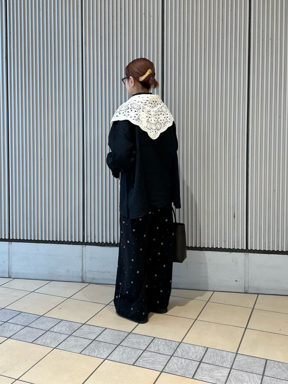 ブラック系のシャツ/ブラウス、ブラック系のその他パンツ、ブラック系のその他シューズを着用したレディースの春コーディネートの2枚目の写真