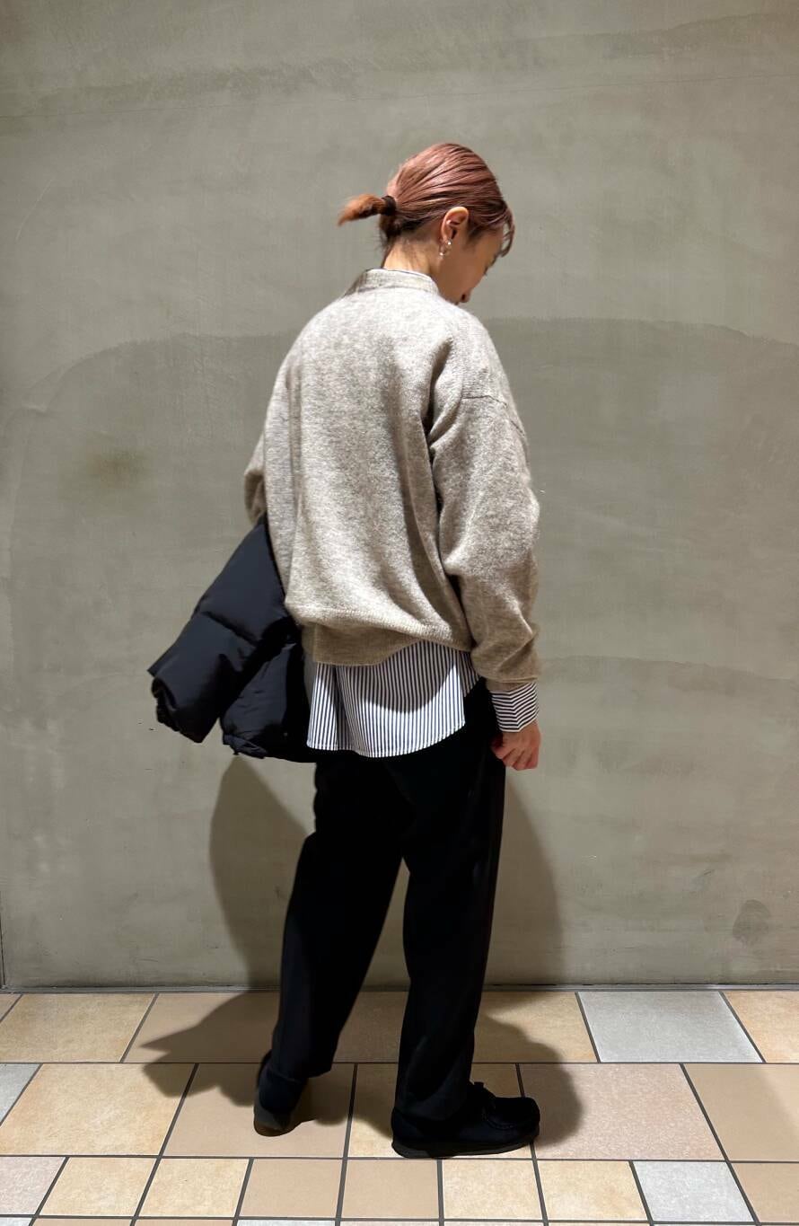 ブルー系のシャツ/ブラウス、イエロー系のトートバッグ、ブラック系のダウンジャケット/コートを着用したレディースの冬コーディネートの6枚目の写真