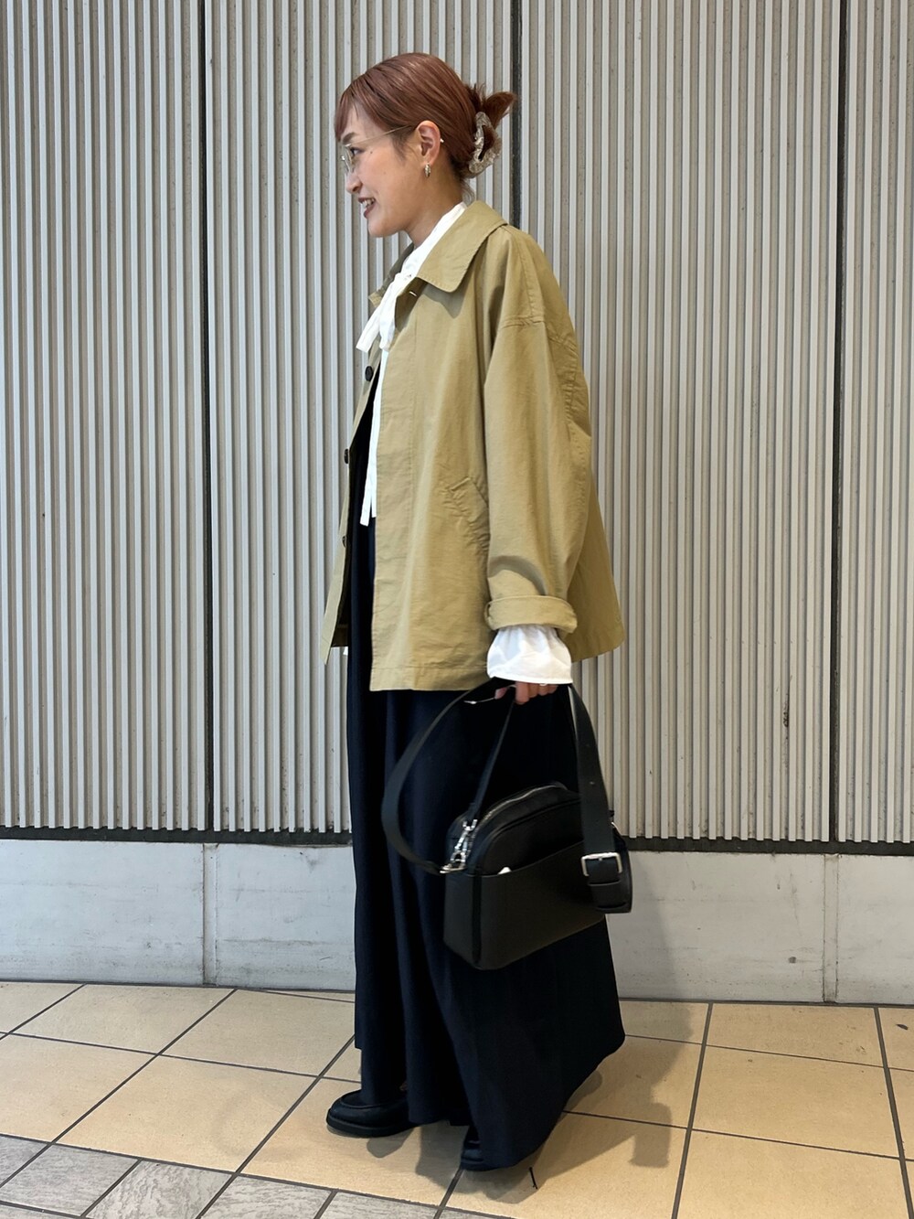 ホワイト系のシャツ/ブラウス、ベージュ系のステンカラーコート、ブルー系のワンピースを着用したレディースの秋コーディネートの2枚目の写真