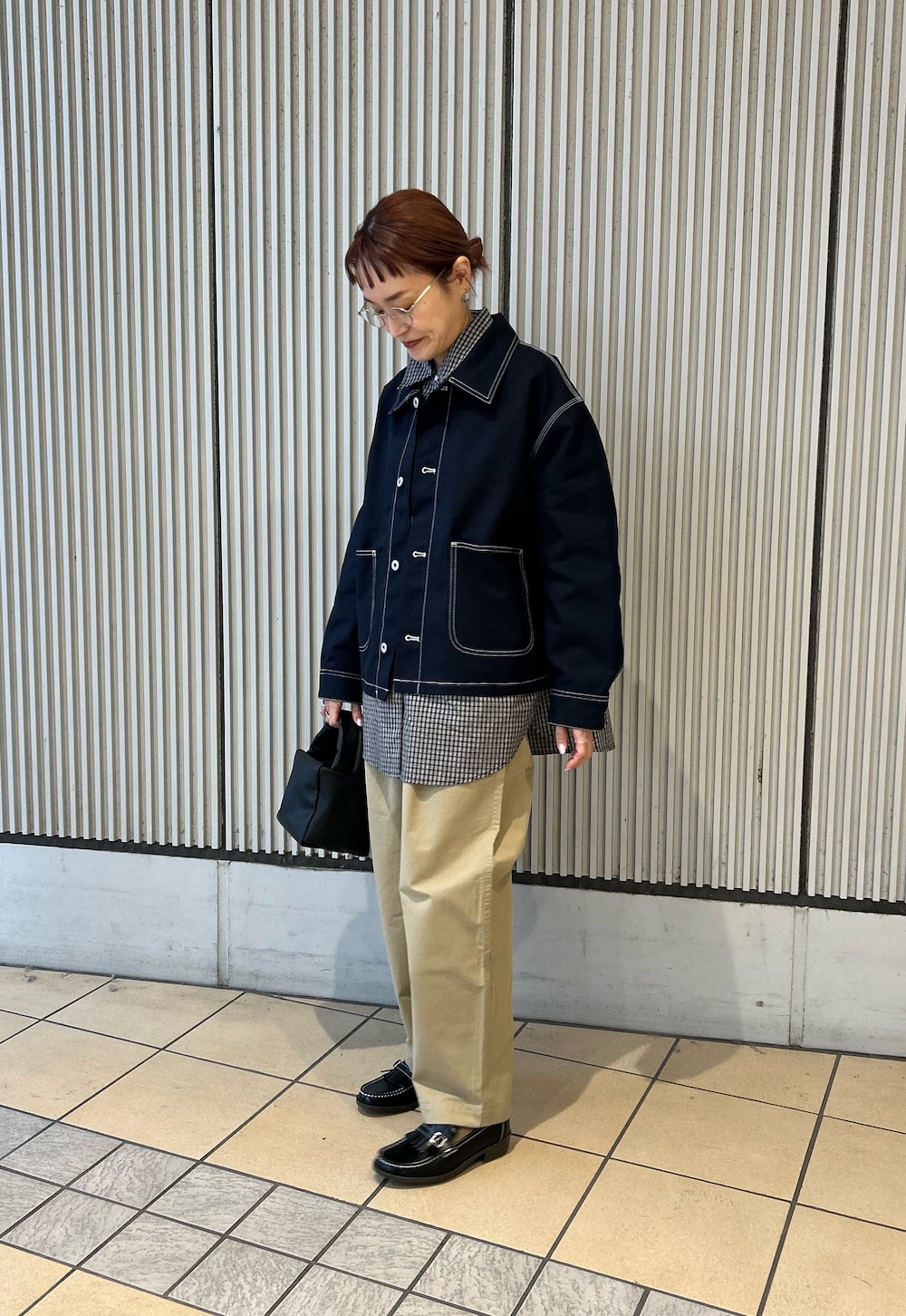 ブルー系のカバーオール、ブラック系のシャツ/ブラウス、ベージュ系のその他パンツを着用したレディースの冬コーディネートの2枚目の写真