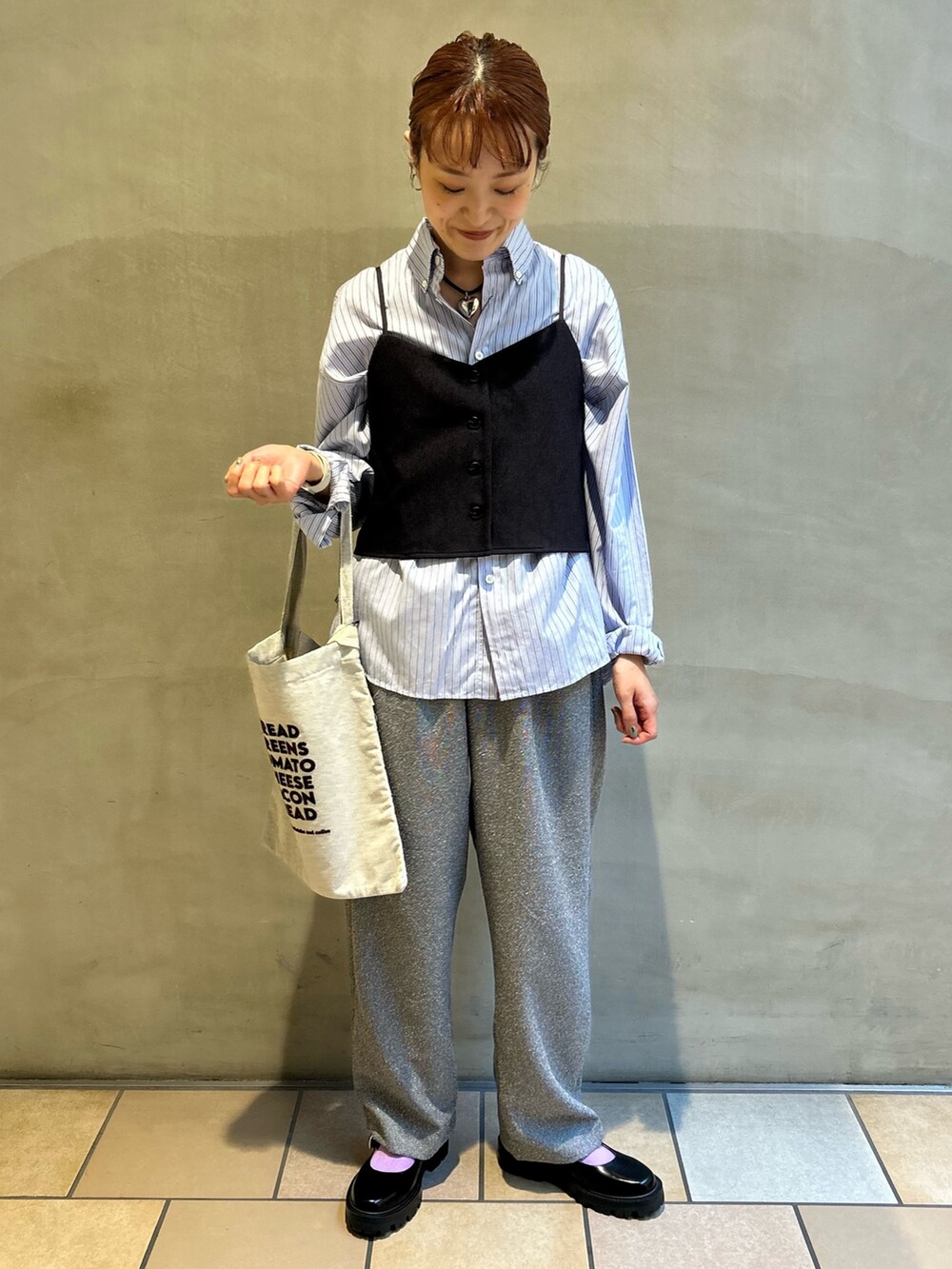 ブルー系のトップス、グレー系のその他トップス、グレー系のその他パンツを着用したレディースの秋コーディネートの5枚目の写真