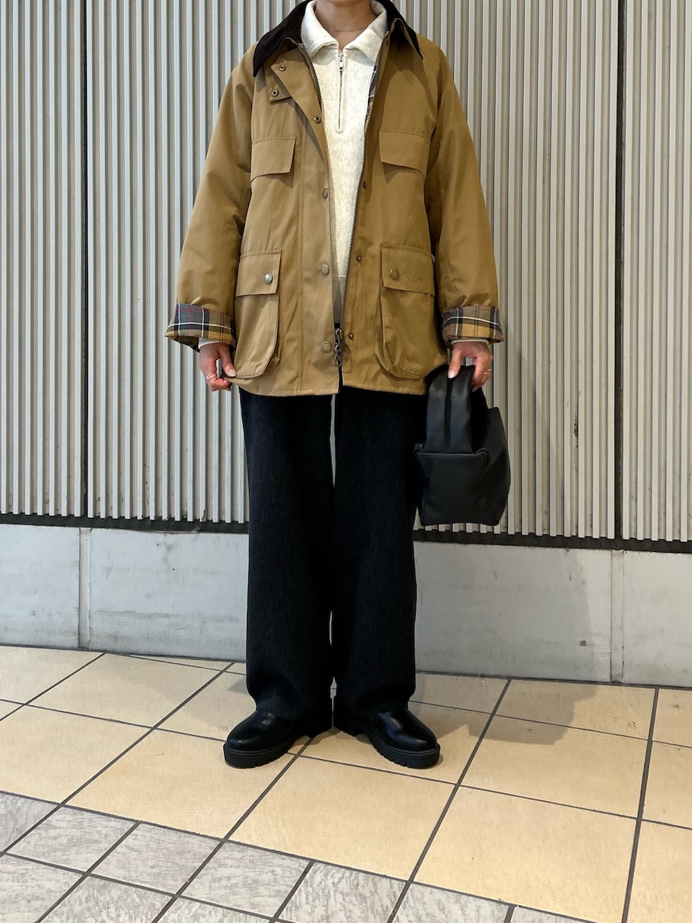 ベージュ系のその他アウター、ベージュ系のスウェット、グレー系のその他パンツを着用したレディースの秋コーディネートの5枚目の写真