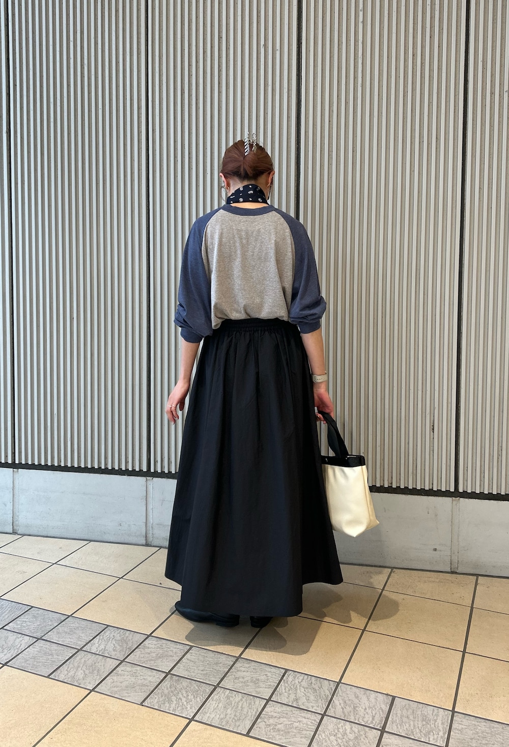 ブルー系のTシャツ/カットソー、ブラック系のスカート、ブラック系のその他シューズを着用したレディースの春コーディネートの3枚目の写真