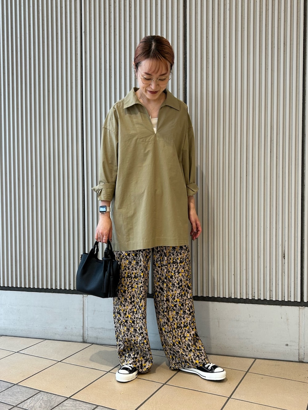 ベージュ系のその他パンツ、ブラック系のスニーカーを着用したレディースの夏コーディネートの3枚目の写真