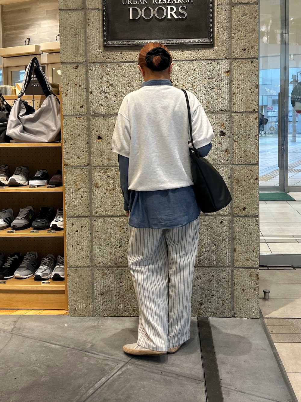 ブルー系のシャツ/ブラウス、ベージュ系のスウェット、グレー系のその他パンツを着用したレディースの春コーディネートの3枚目の写真