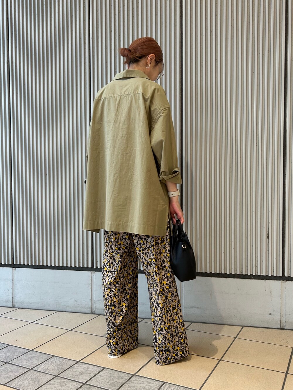 ベージュ系のその他パンツ、ブラック系のスニーカーを着用したレディースの夏コーディネートの2枚目の写真