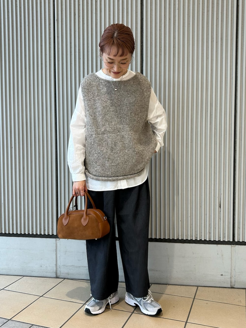 グレー系のその他パンツ、ブラウン系のショルダーバッグを着用したレディースの秋コーディネートの2枚目の写真