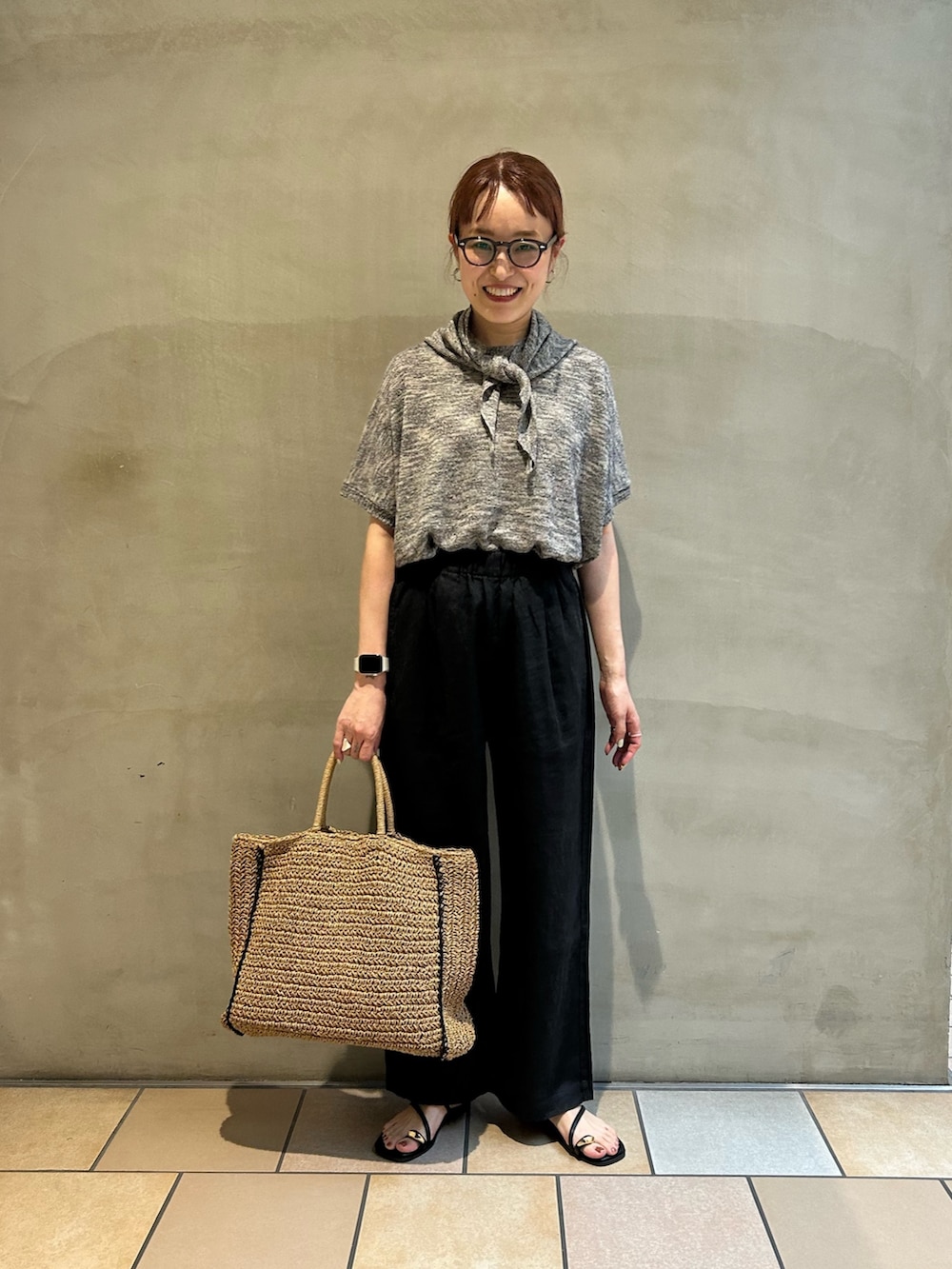ブラック系のその他パンツ、ブラック系のサンダル、ベージュ系のトートバッグを着用したレディースの春コーディネートの4枚目の写真