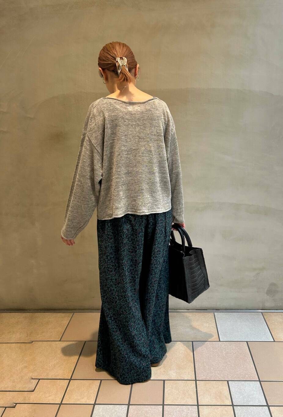 ブラック系のサンダル、ブルー系のその他パンツ、シルバー系のネックレスを着用したレディースの春コーディネートの2枚目の写真