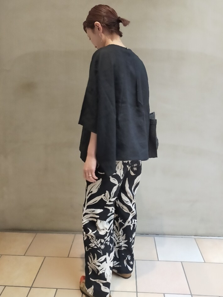 ブラック系のTシャツ/カットソー、ブラック系のその他パンツ、ブラック系のハンドバッグを着用したレディースの春コーディネートの2枚目の写真