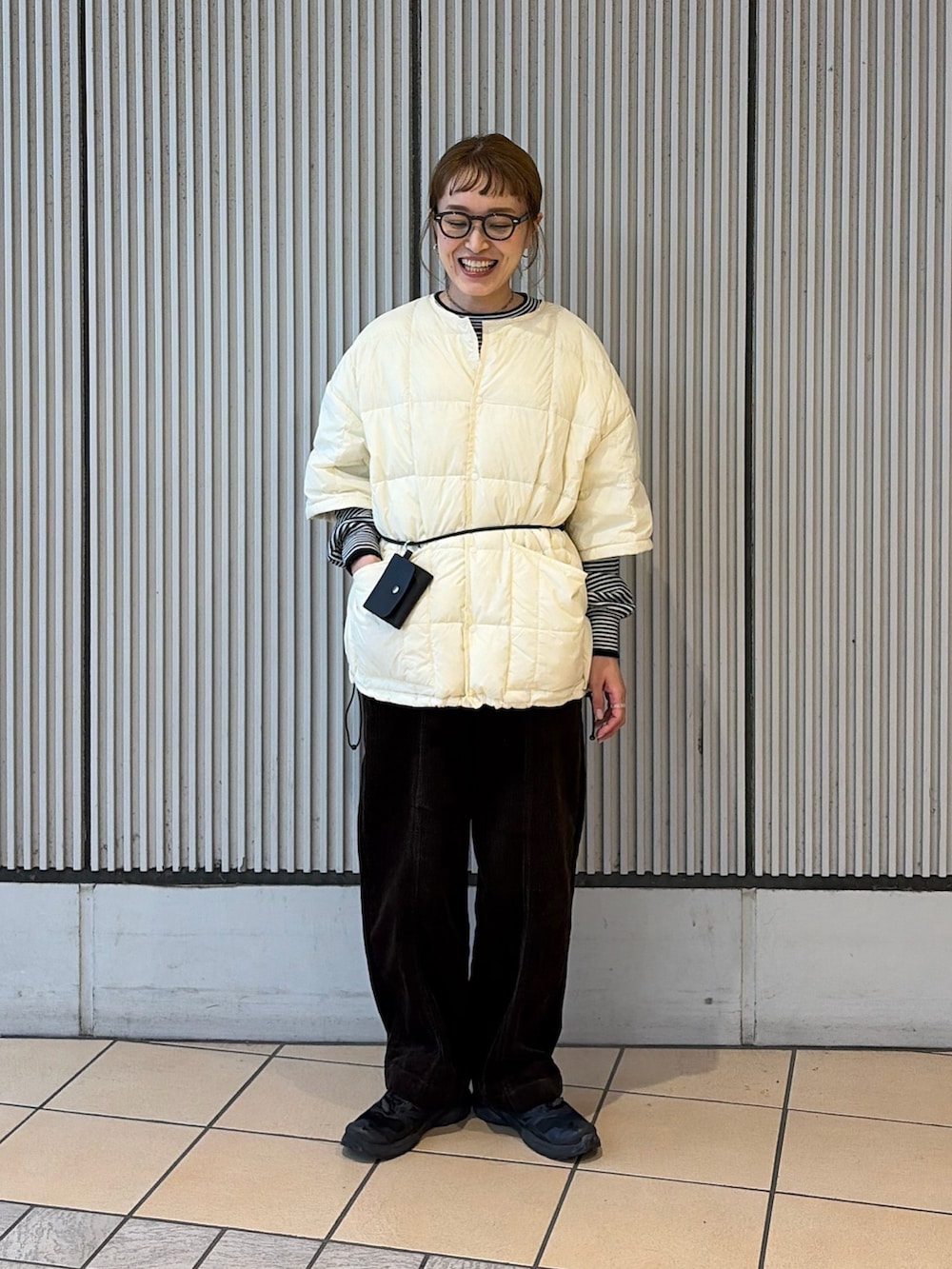 ブラウン系のその他パンツ、ホワイト系のその他アウター、ホワイト系のニット/セーターを着用したレディースの秋コーディネートの4枚目の写真