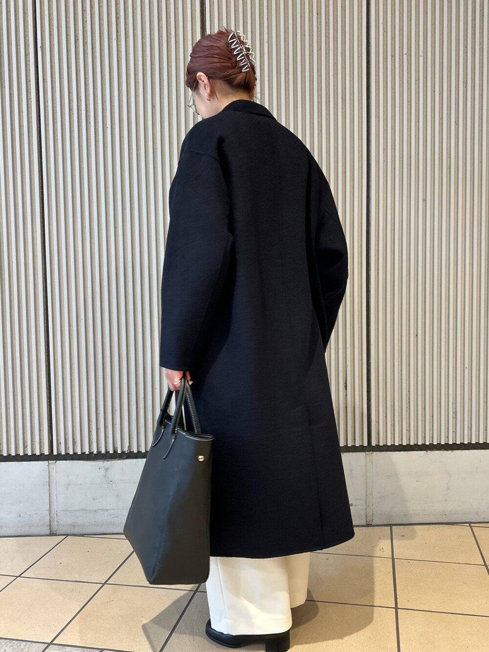ブルー系のシャツ/ブラウス、グレー系のベスト、ホワイト系のその他パンツを着用したレディースの秋コーディネートの4枚目の写真