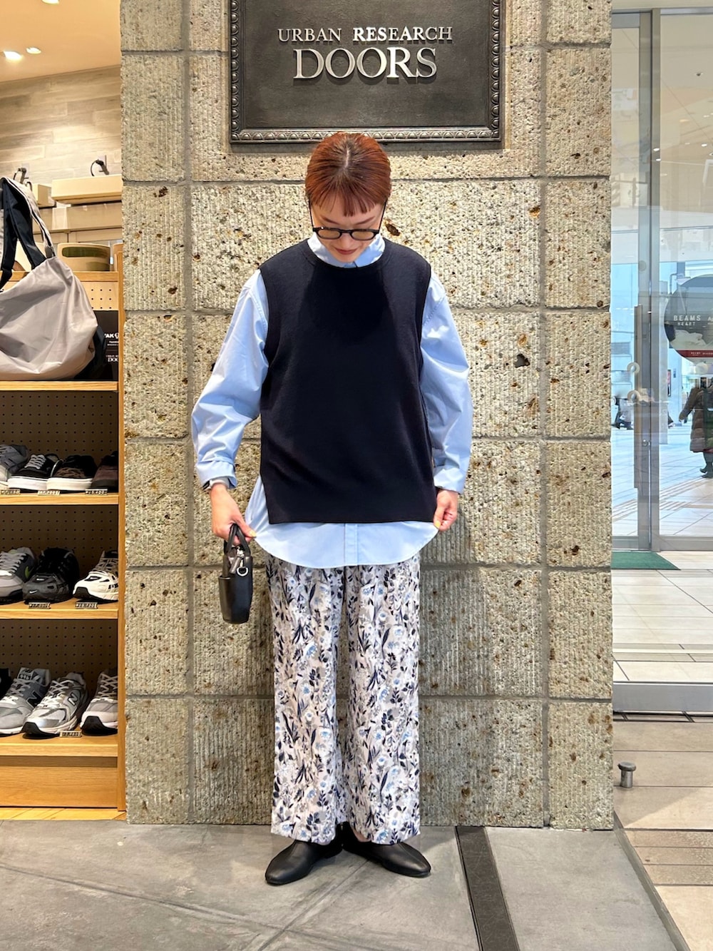 ブルー系のシャツ/ブラウス、グレー系のその他パンツ、ブラック系のその他シューズを着用したレディースの春コーディネートの3枚目の写真