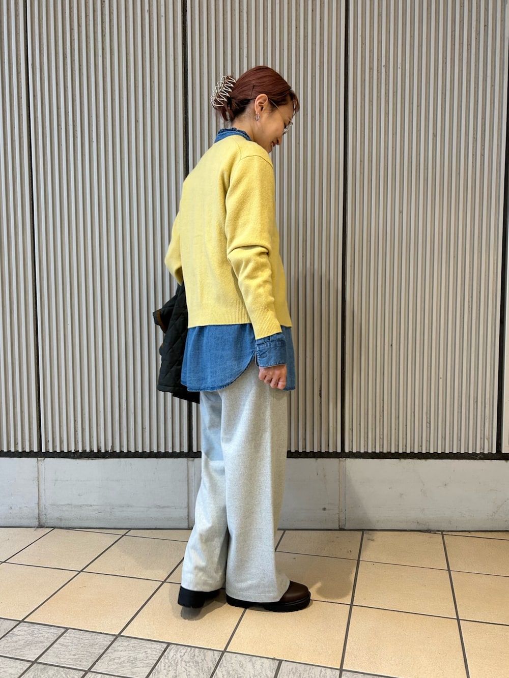 グレー系のその他パンツ、イエロー系のカーディガン/ボレロ、ブルー系のシャツ/ブラウスを着用したレディースの秋コーディネートの2枚目の写真