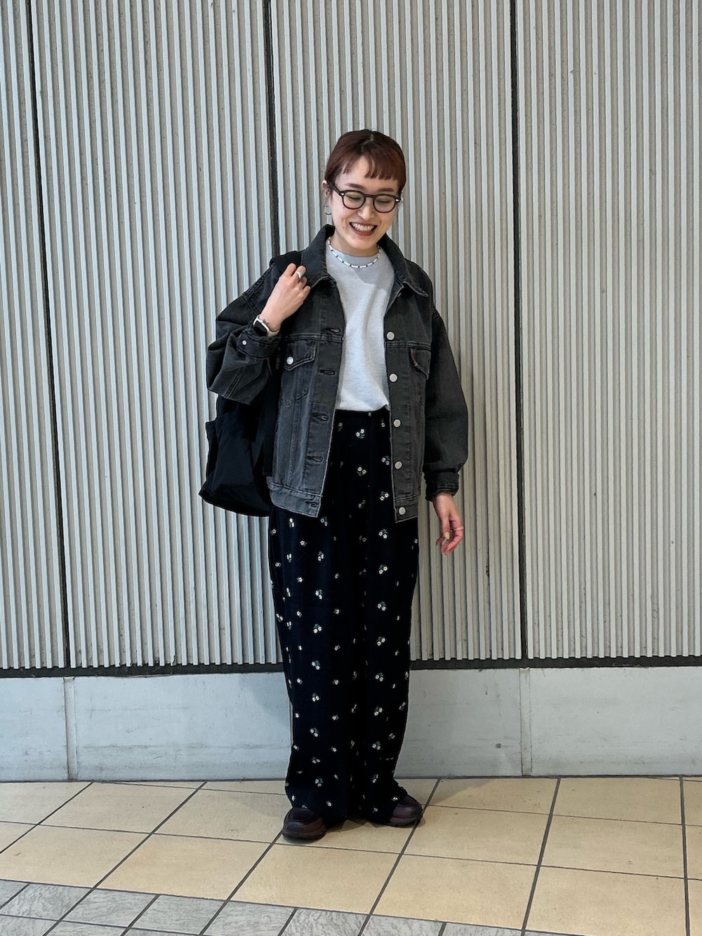 ブラック系のその他パンツ、グレー系のTシャツ/カットソー、ブラック系のデニムジャケットを着用したレディースの春コーディネートの3枚目の写真