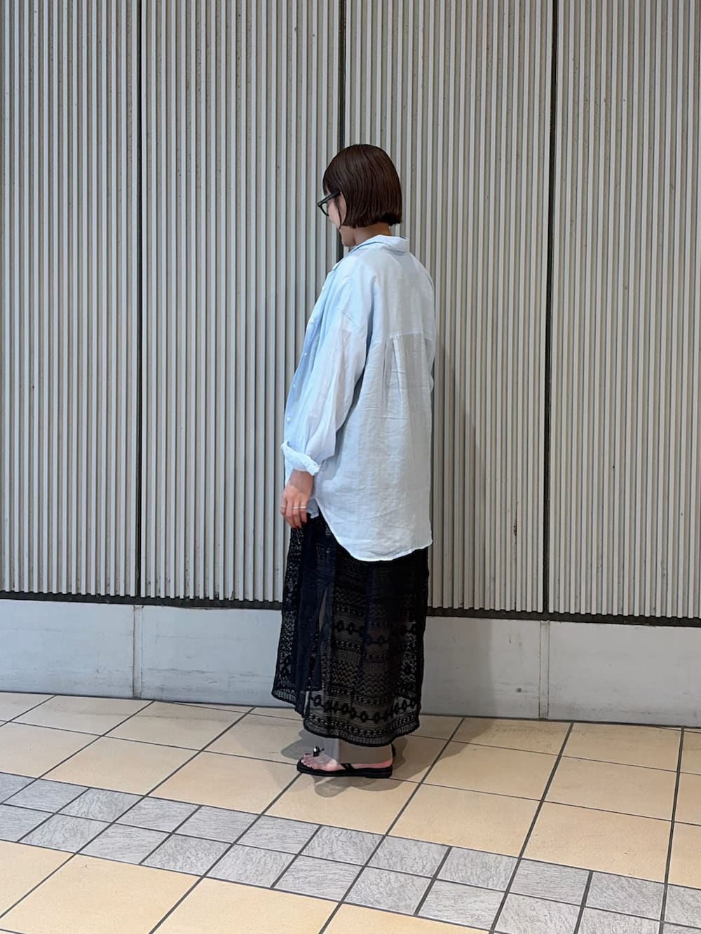 ブルー系のシャツ/ブラウス、ブラック系のワンピース、ベージュ系のその他パンツを着用したレディースの夏コーディネートの2枚目の写真