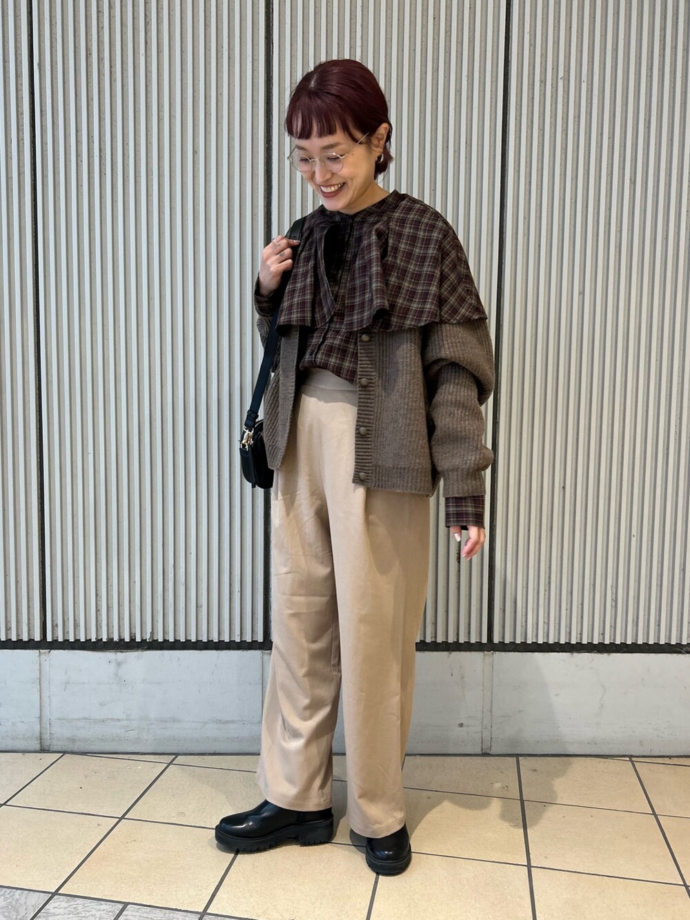 ブラウン系のシャツ/ブラウス、ブラウン系のカーディガン/ボレロ、ベージュ系のその他パンツを着用したレディースの秋コーディネートの4枚目の写真