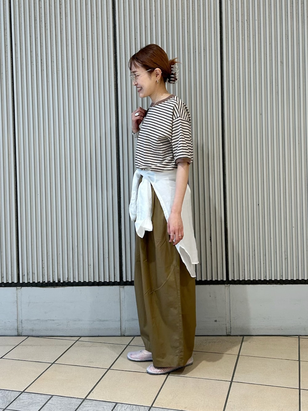 ベージュ系のその他パンツ、ホワイト系のシャツ/ブラウス、その他のバレエシューズを着用したレディースの夏コーディネートの2枚目の写真