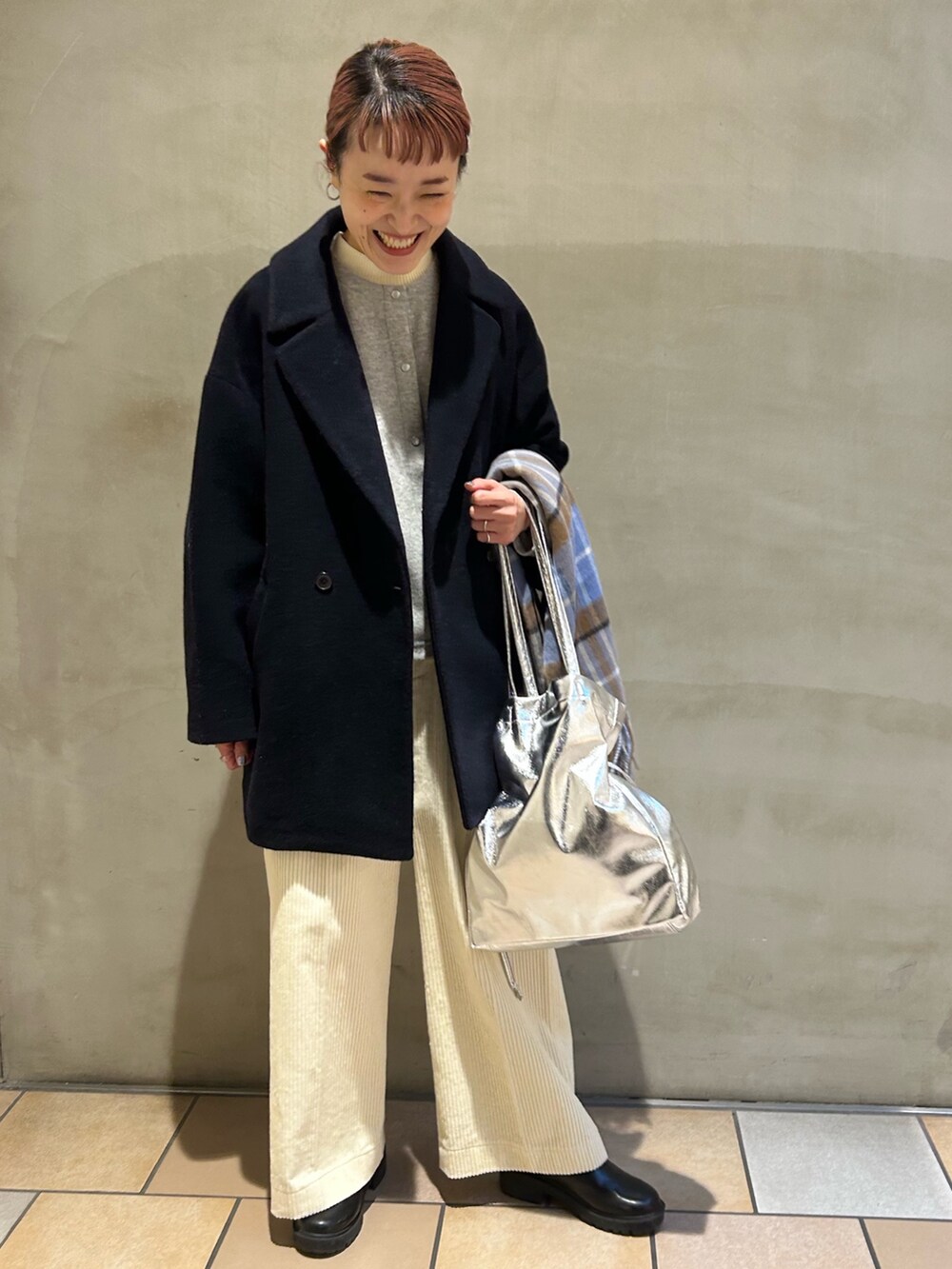 ブルー系のその他アウター、グレー系のカーディガン/ボレロ、ホワイト系のその他パンツを着用したレディースの冬コーディネートの2枚目の写真