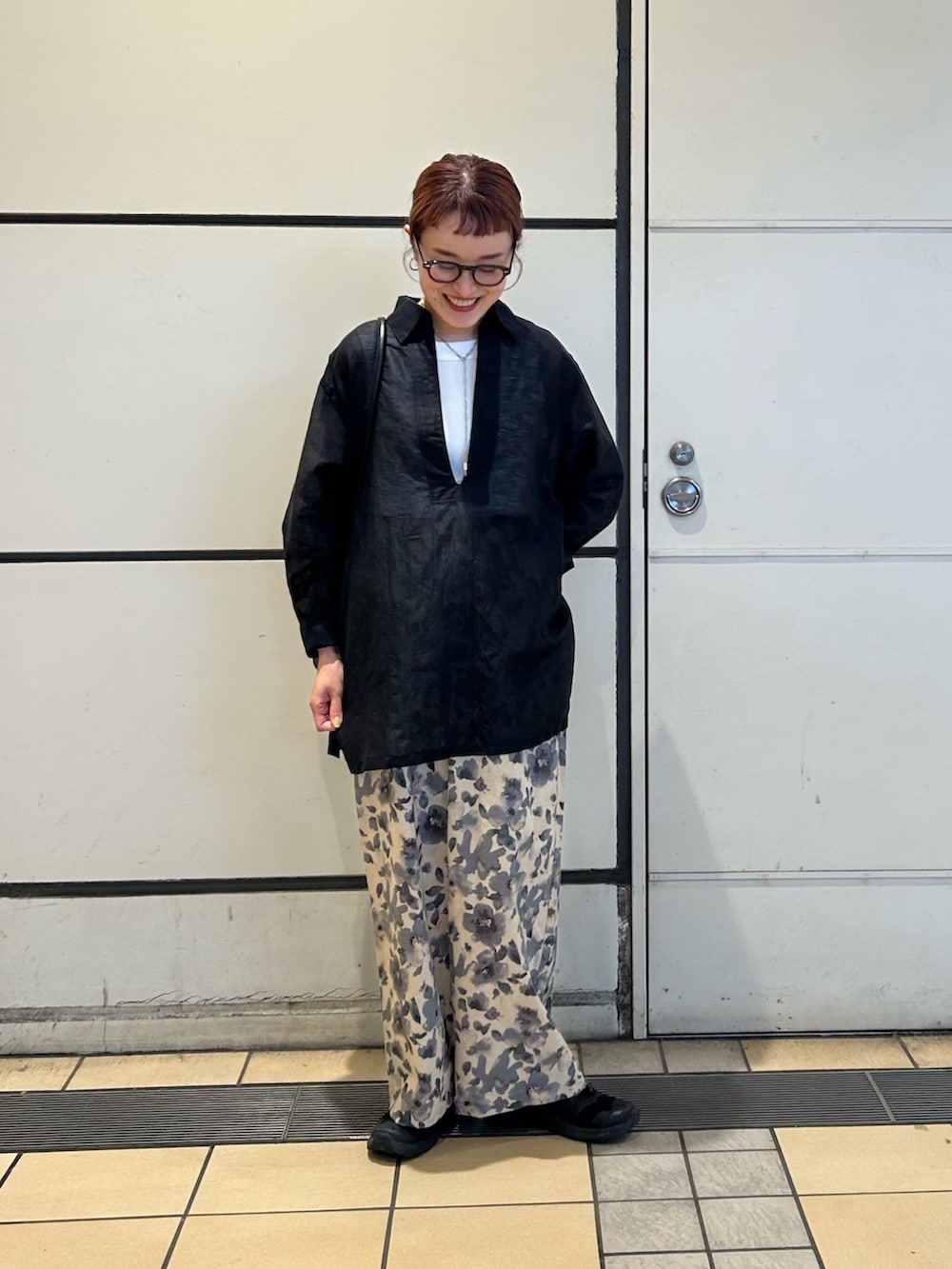 ブラック系のシャツ/ブラウス、ブルー系のその他パンツ、ホワイト系のタンクトップを着用したレディースの春コーディネートの4枚目の写真