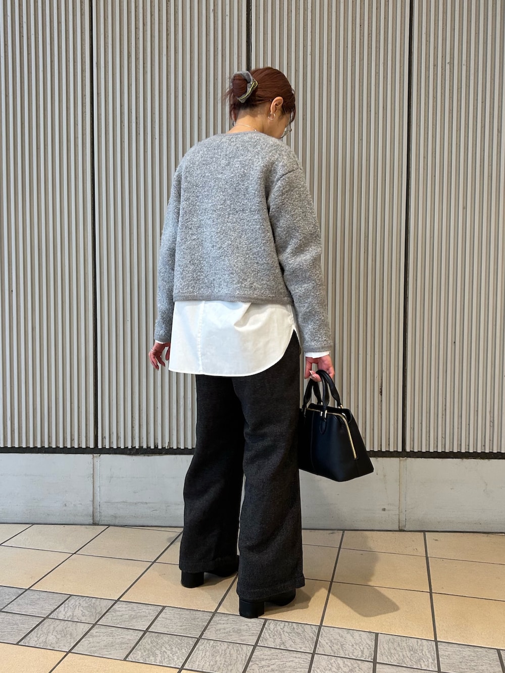 グレー系のカーディガン/ボレロ、ホワイト系のシャツ/ブラウス、グレー系のその他パンツを着用したレディースの秋コーディネートの2枚目の写真