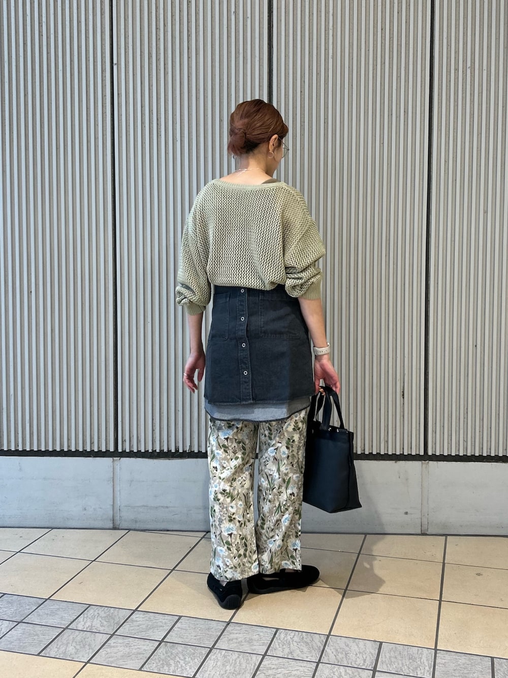 グリーン系のニット/セーター、ベージュ系のその他パンツ、ブラック系のシャツ/ブラウスを着用したレディースの春コーディネートの3枚目の写真