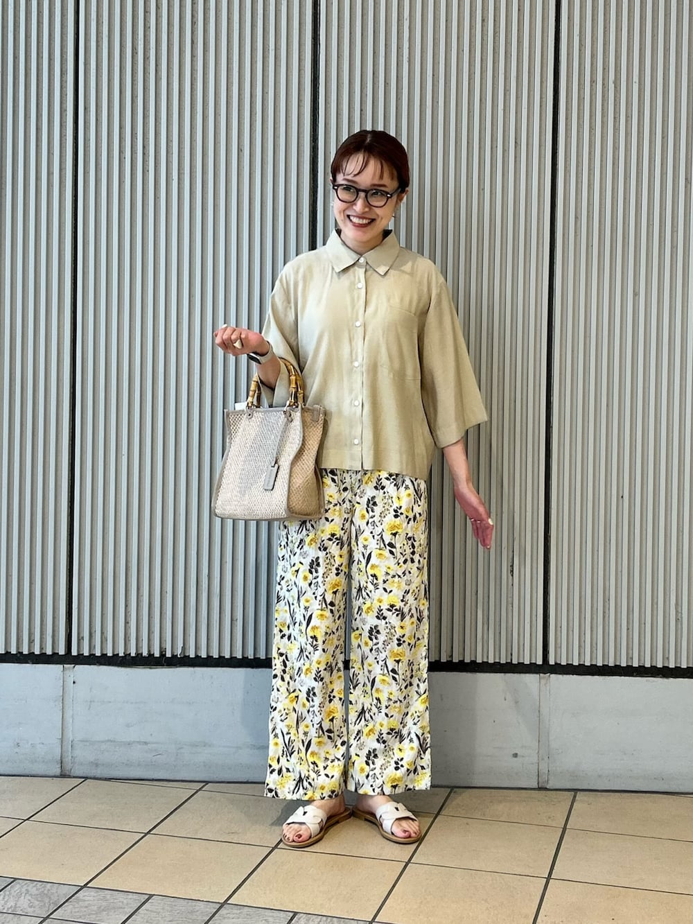 ベージュ系のシャツ/ブラウス、ホワイト系のその他パンツ、ホワイト系のサンダルを着用したレディースの夏コーディネートの4枚目の写真