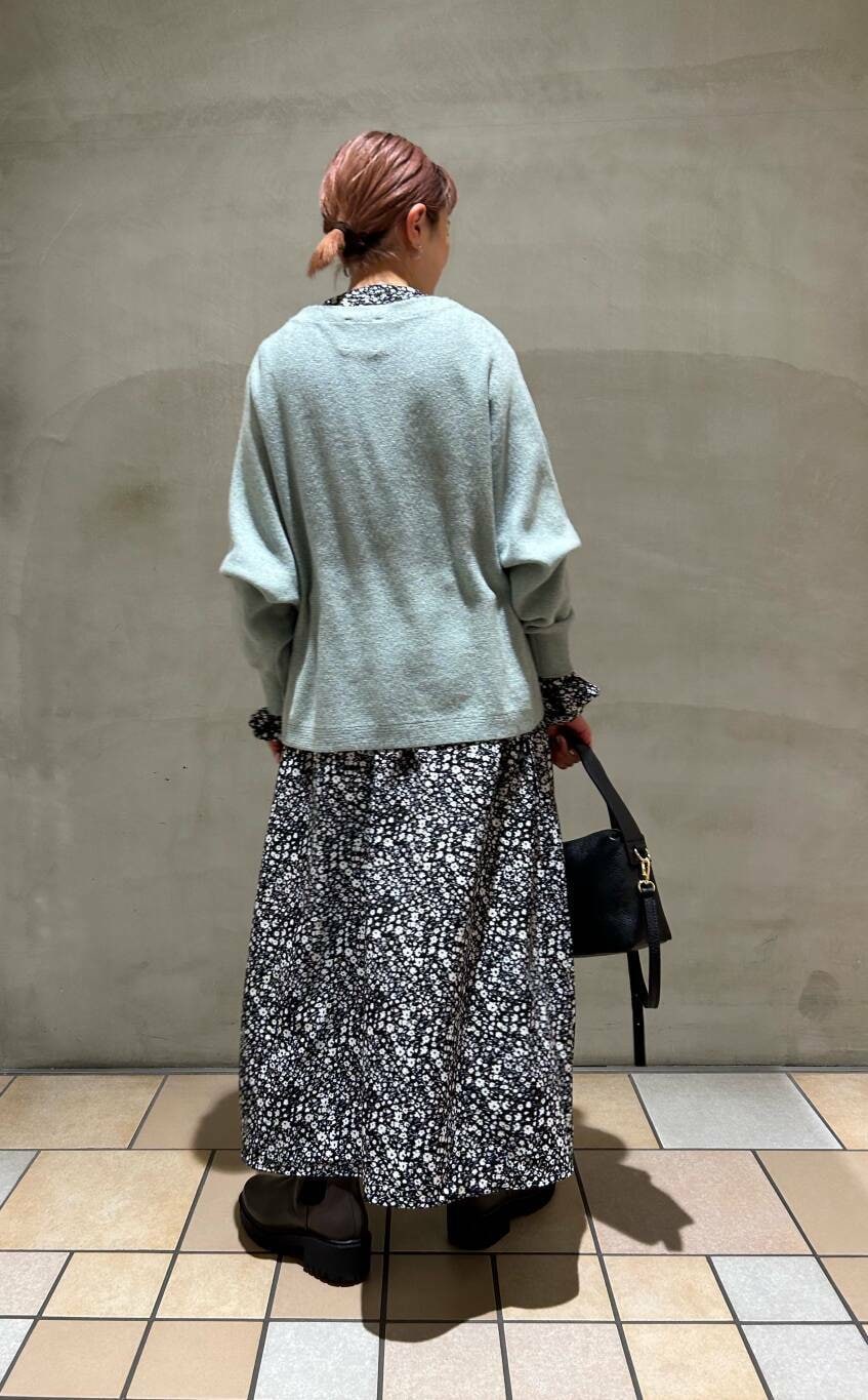 ブルー系のその他アウター、グリーン系のニット/セーター、ブラウン系のブーツを着用したレディースの冬コーディネートの2枚目の写真