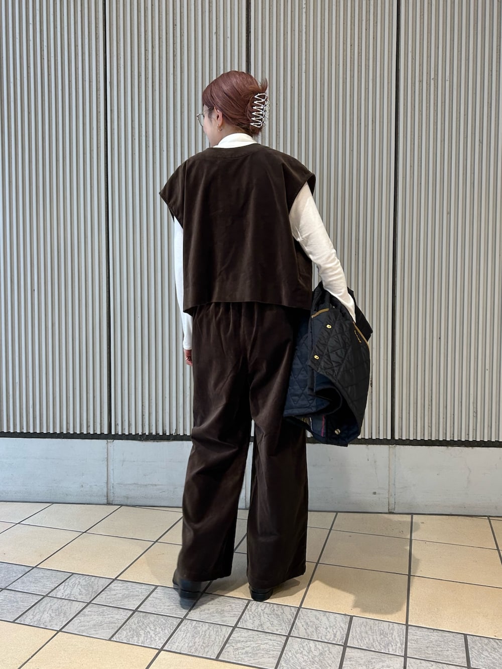 ブラック系のその他アウター、ブラック系のハンドバッグ、ホワイト系のTシャツ/カットソーを着用したレディースの秋コーディネートの6枚目の写真