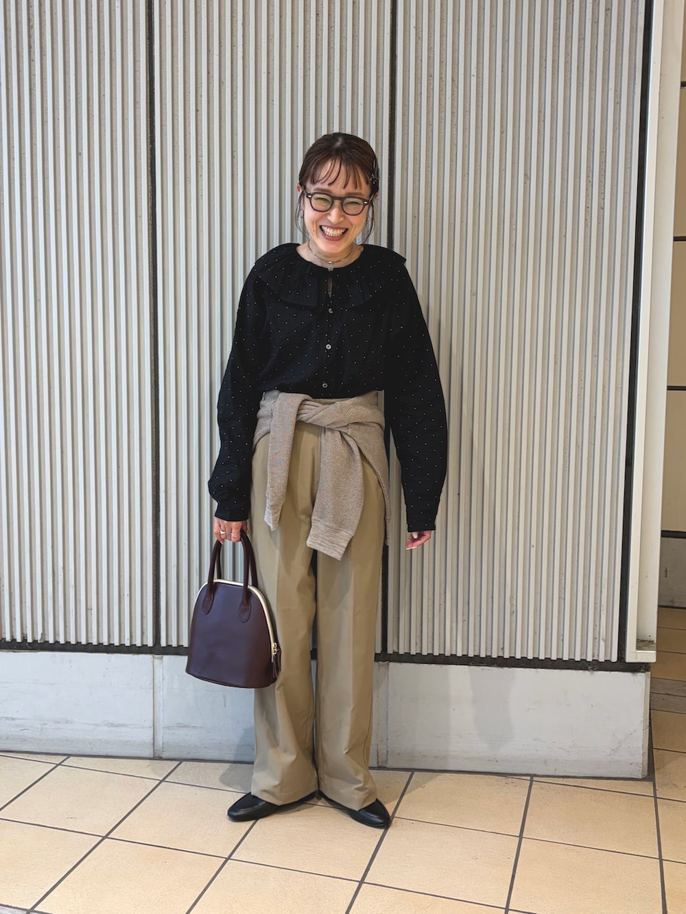 ベージュ系のその他パンツ、ブラック系のシャツ/ブラウス、ベージュ系のカーディガン/ボレロを着用したレディースの秋コーディネートの3枚目の写真