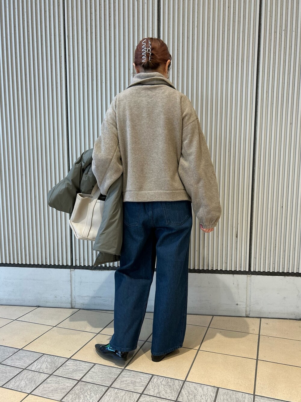 ブラウン系のその他トップス、グリーン系のその他アウター、ブルー系のデニムパンツを着用したレディースの秋コーディネートの5枚目の写真