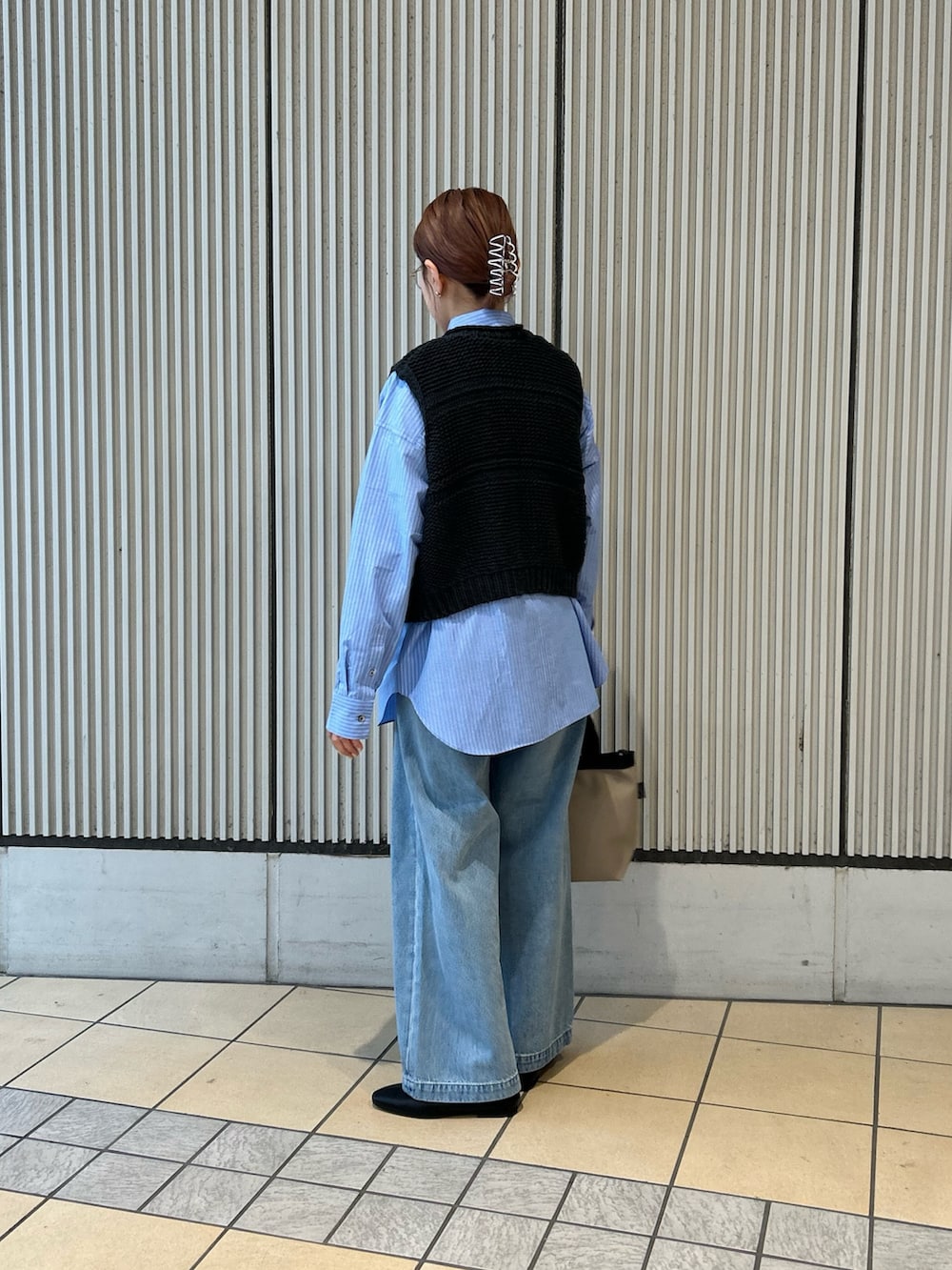 ブラック系のベスト、ブルー系のシャツ/ブラウス、ブルー系のデニムパンツを着用したレディースの冬コーディネートの2枚目の写真