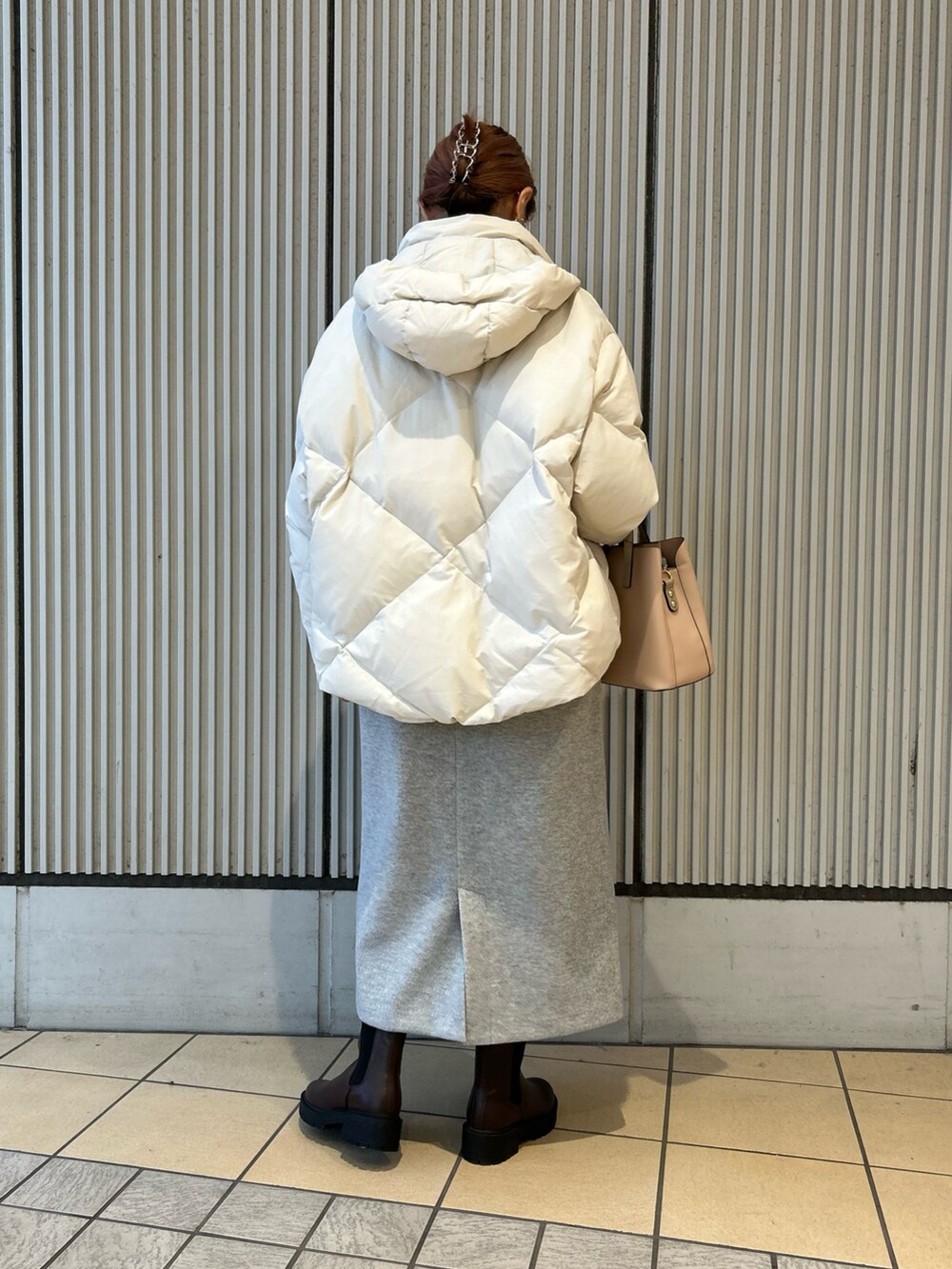 グレー系のワンピース、その他のシャツ/ブラウス、ホワイト系のダウンジャケット/コートを着用したレディースの冬コーディネートの5枚目の写真