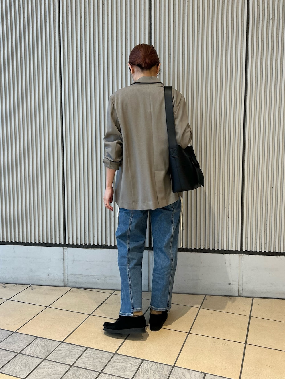 ブルー系のデニムパンツ、ホワイト系のTシャツ/カットソー、グレー系のその他アウターを着用したレディースの冬コーディネートの5枚目の写真