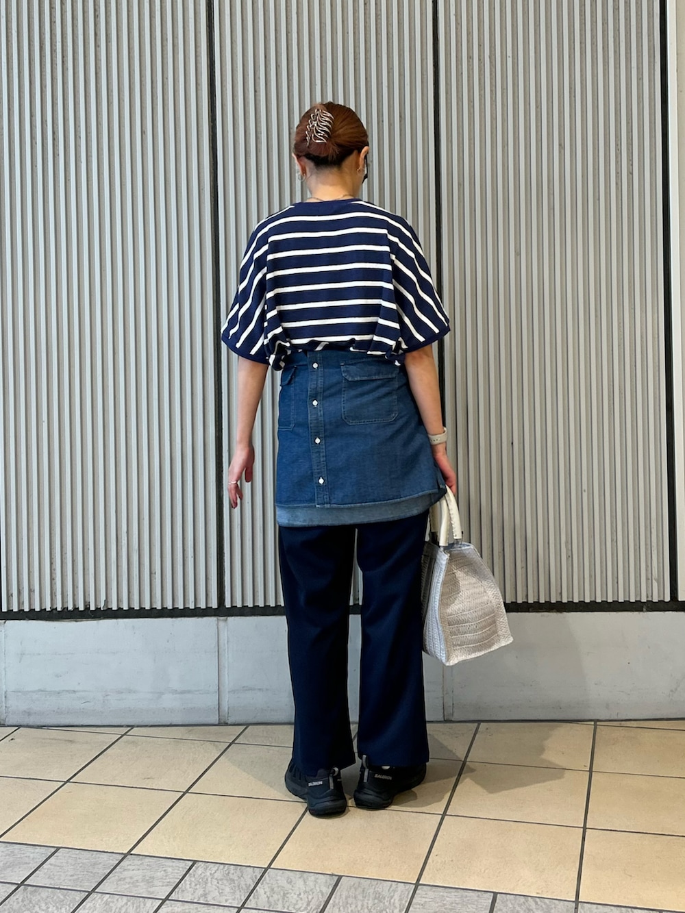 ブルー系のTシャツ/カットソー、ブルー系のその他パンツ、グレー系のハンドバッグを着用したレディースの夏コーディネートの2枚目の写真