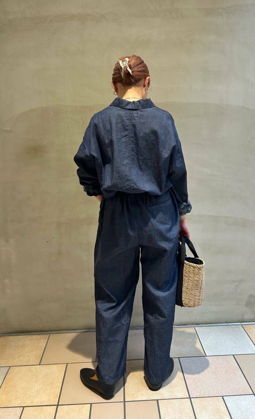 ベージュ系のハンドバッグ、ピンク系のTシャツ/カットソー、ブラック系のドレスシューズを着用したレディースの春コーディネートの4枚目の写真