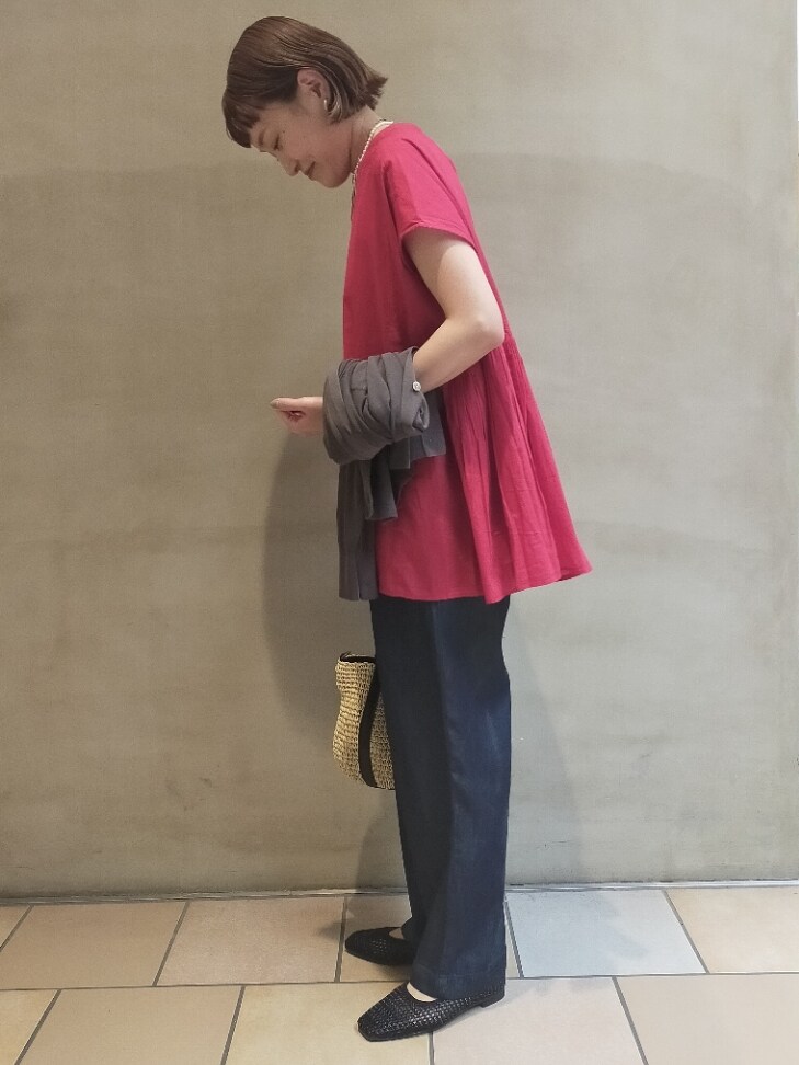 ピンク系のシャツ/ブラウス、ブルー系のその他パンツ、ブラック系のその他シューズを着用したレディースの春コーディネートの2枚目の写真