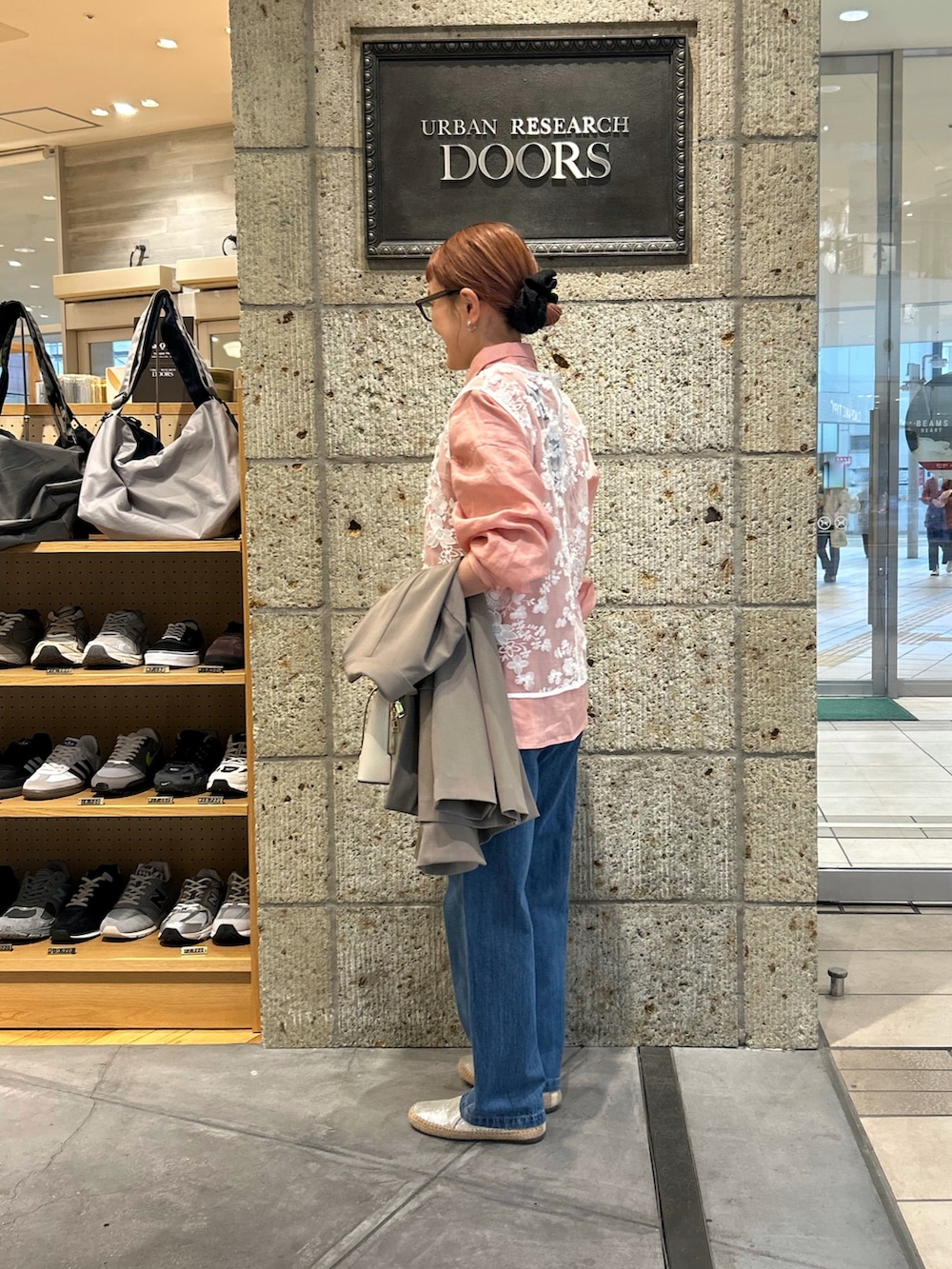 グレー系のその他アウター、ホワイト系のタンクトップ、ピンク系のシャツ/ブラウスを着用したレディースの春コーディネートの4枚目の写真