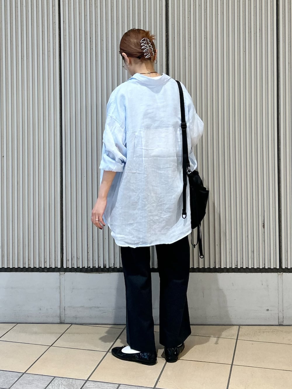 ブルー系のその他パンツ、ブルー系のシャツ/ブラウス、ブラック系のショルダーバッグを着用したレディースの夏コーディネートの3枚目の写真