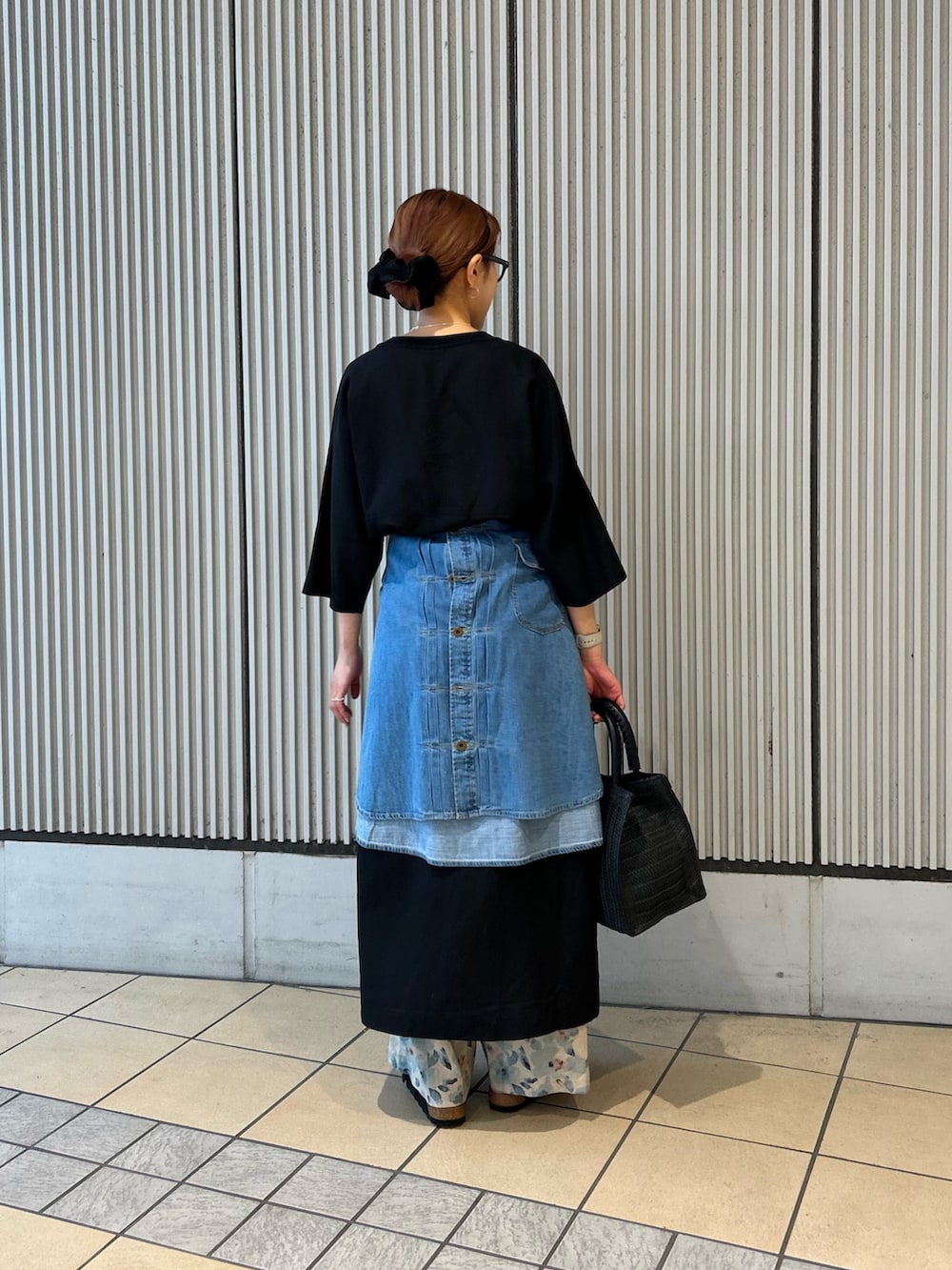ブラック系のワンピース、ブルー系のその他パンツ、ブラック系のハンドバッグを着用したレディースの春コーディネートの2枚目の写真