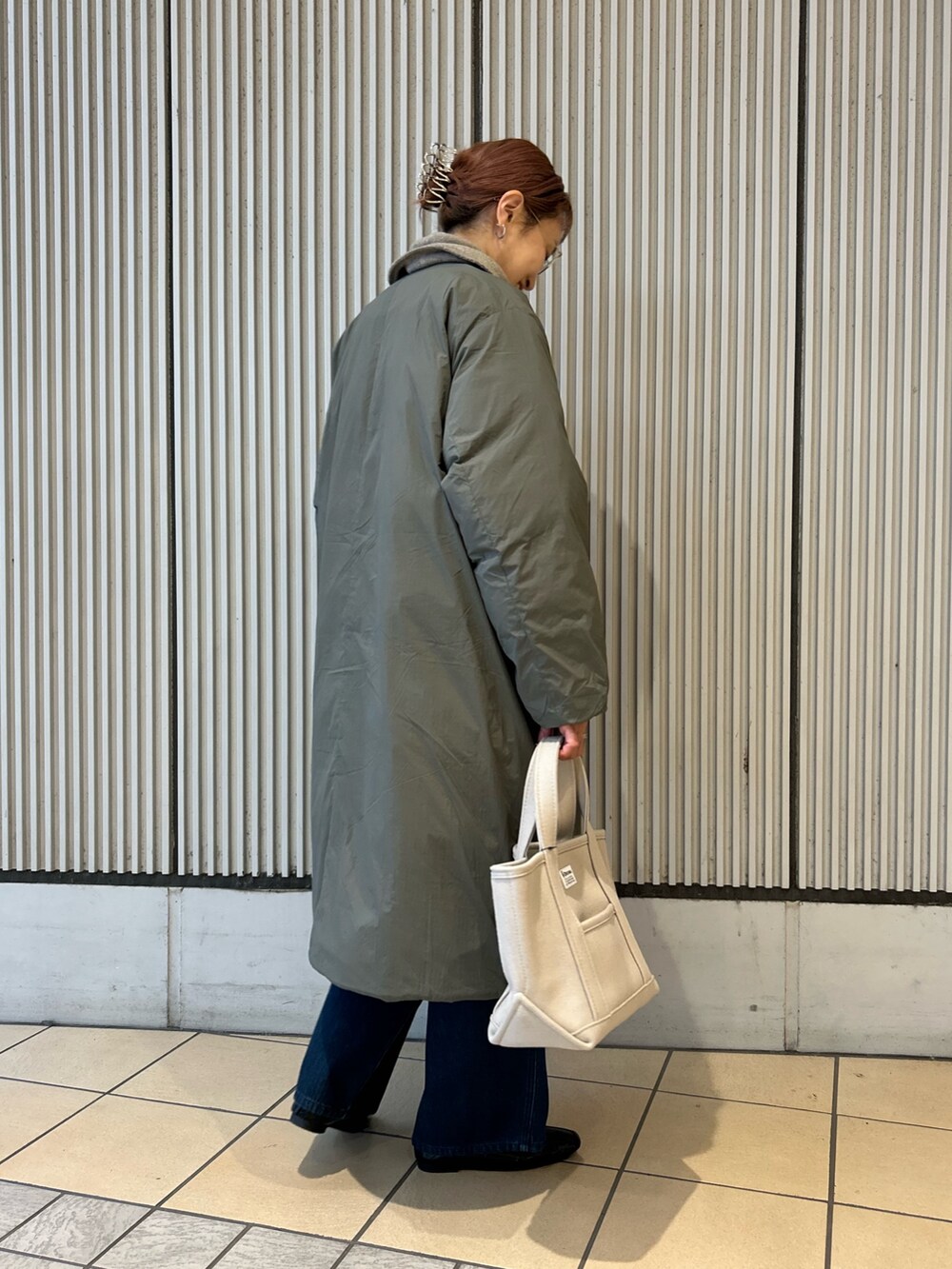 ブラウン系のその他トップス、グリーン系のその他アウター、ブルー系のデニムパンツを着用したレディースの秋コーディネートの2枚目の写真