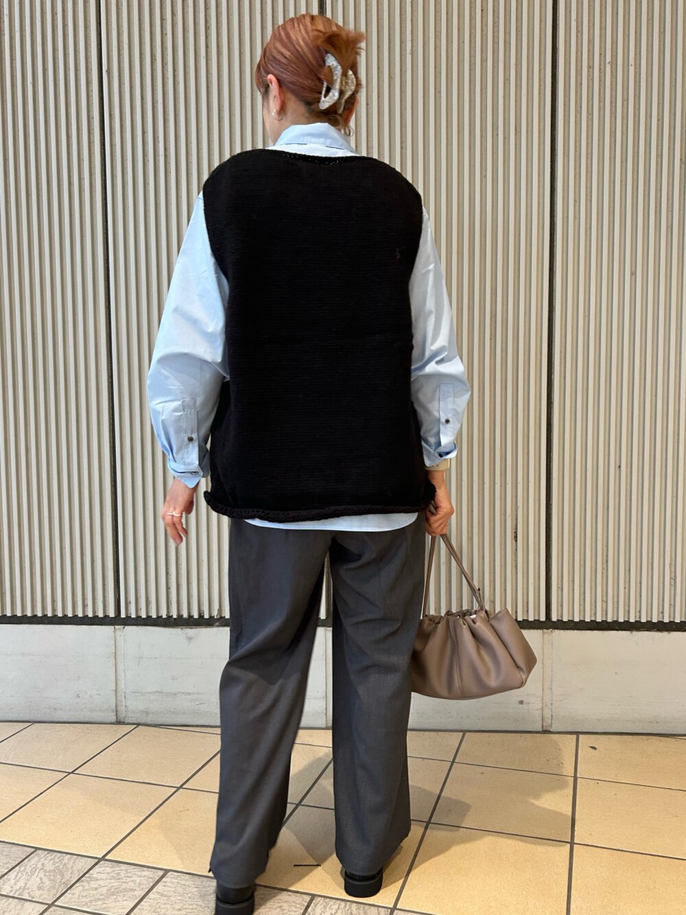 ブラック系のニット/セーター、ブルー系のシャツ/ブラウス、グレー系のその他パンツを着用したレディースの秋コーディネートの3枚目の写真