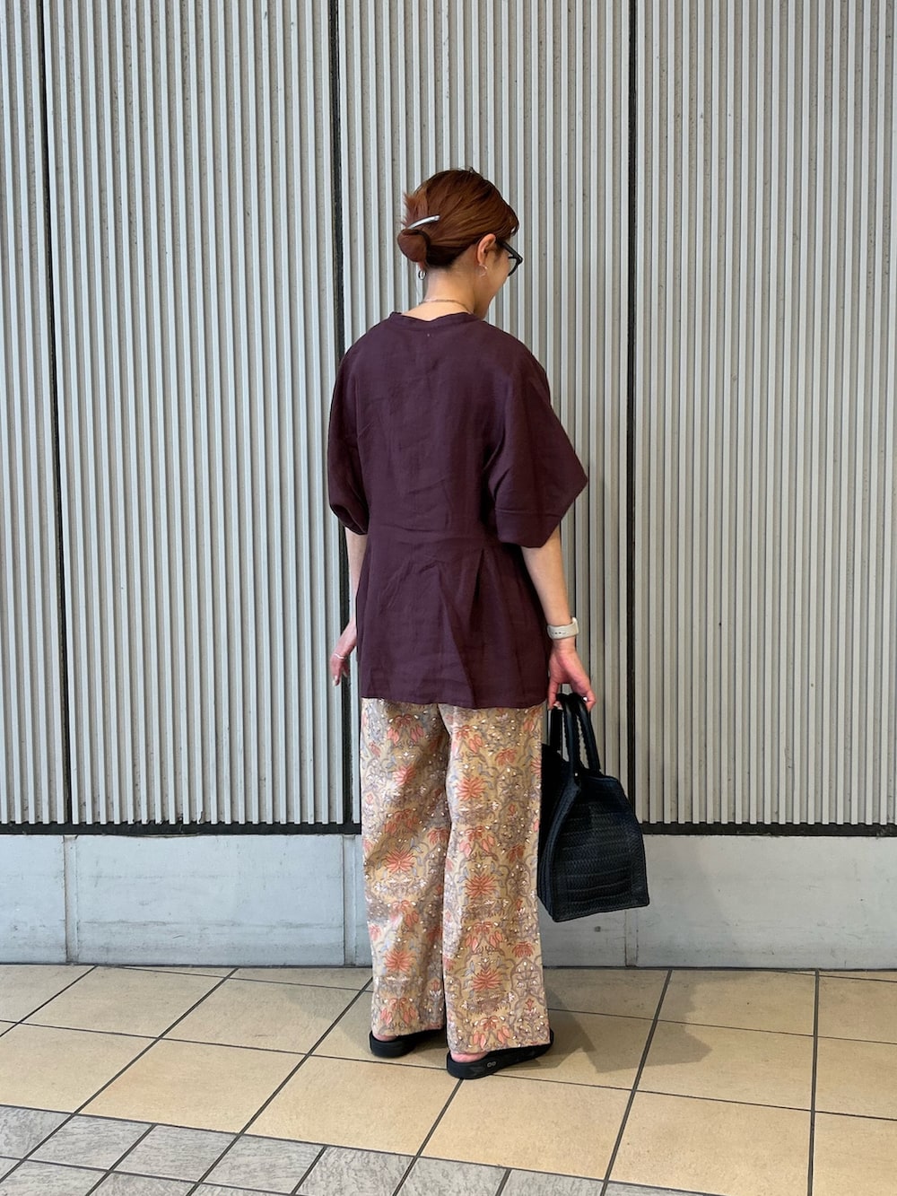 レッド系のシャツ/ブラウス、ブラック系のハンドバッグ、ベージュ系のその他パンツを着用したレディースの春コーディネートの2枚目の写真