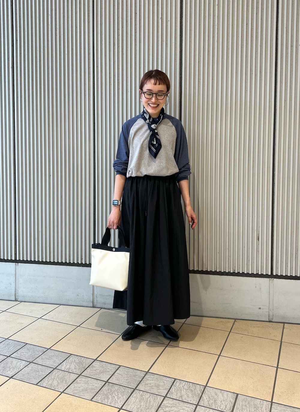ブルー系のTシャツ/カットソー、ブラック系のスカート、ブラック系のその他シューズを着用したレディースの春コーディネートの4枚目の写真