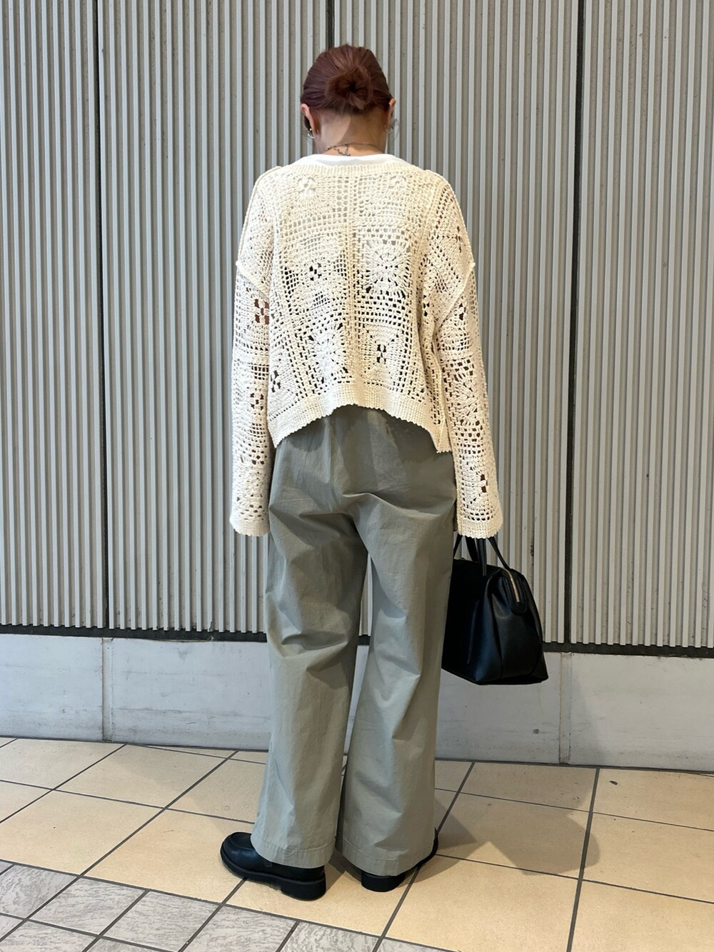 グリーン系のサロペット/オーバーオール、ベージュ系のカーディガン/ボレロ、ブラック系のローファーを着用したレディースの秋コーディネートの3枚目の写真