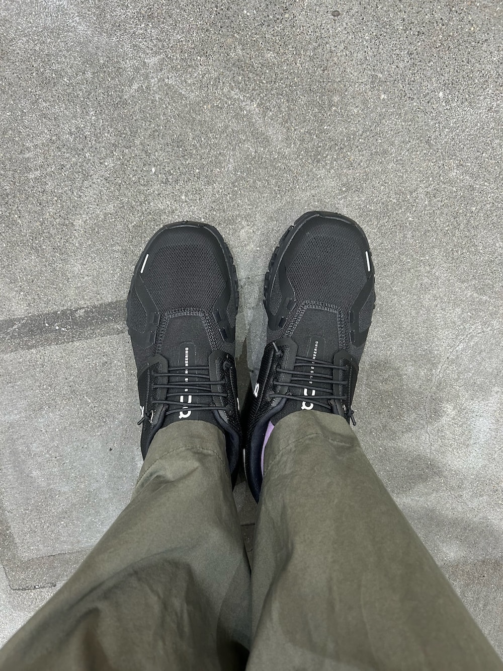 ブルー系のデニムジャケット、ピンク系のTシャツ/カットソー、グリーン系のその他パンツを着用したレディースの春コーディネートの5枚目の写真