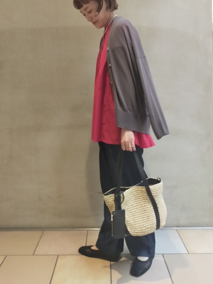 ピンク系のシャツ/ブラウス、ブルー系のその他パンツ、ブラック系のその他シューズを着用したレディースの春コーディネートの6枚目の写真