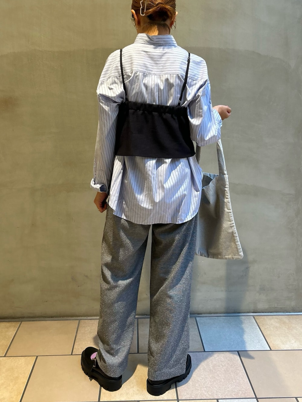 ブルー系のトップス、グレー系のその他トップス、グレー系のその他パンツを着用したレディースの秋コーディネートの4枚目の写真