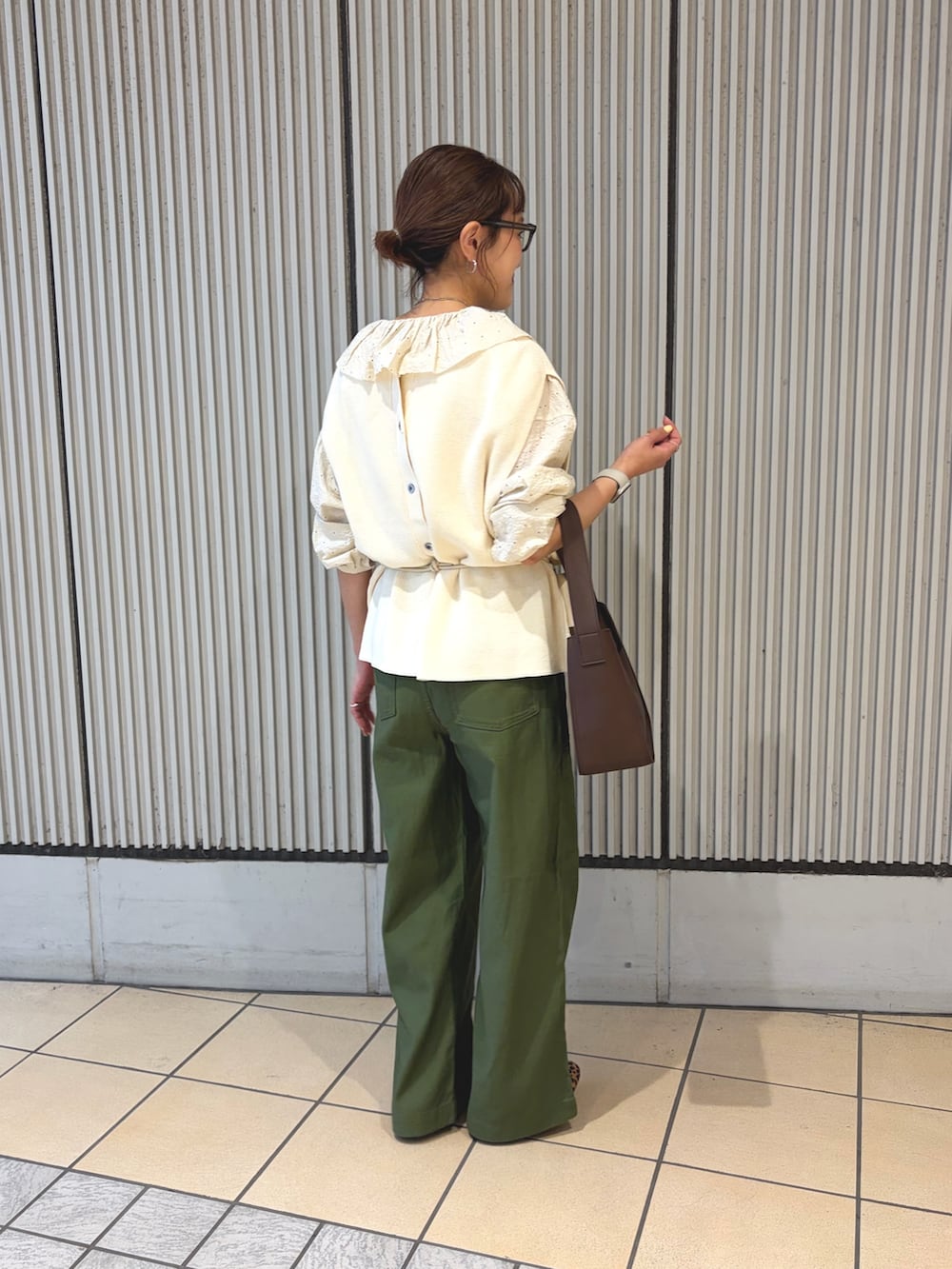 グリーン系のその他パンツ、ホワイト系のシャツ/ブラウス、ホワイト系のベストを着用したレディースの秋コーディネートの2枚目の写真