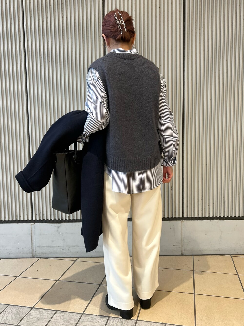 ブルー系のシャツ/ブラウス、グレー系のベスト、ホワイト系のその他パンツを着用したレディースの秋コーディネートの2枚目の写真